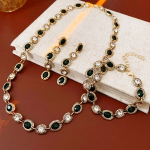 Macro d'un ensemble de bijoux dorés vintage avec pierres noires et zircons