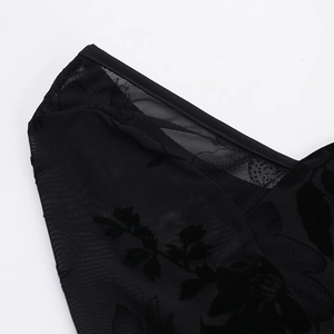 Détail du tissu en maille noire transparente avec flocage floral élégant et texture