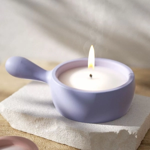 Detailansicht eines lila minimalistischen Teelichthalters mit Griffdesign aus Harz
