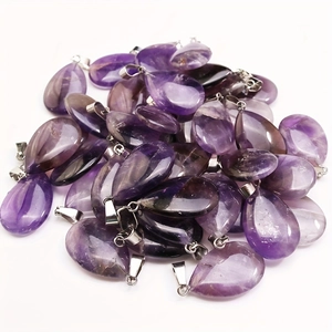 Makroansicht von tropfenförmigen natürlichen Amethyst-Anhängern mit silbernen Ösen