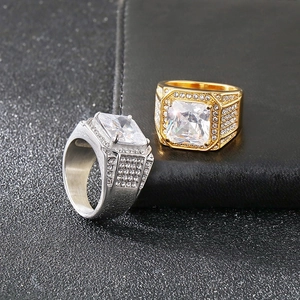 Anello hip hop da uomo placcato oro e argento con cristallo quadrato e pavé di pietre