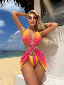 Dreiteiliges Bikini-Set mit Farbverlauf, passendem Pareo und metallischen Schnallen
