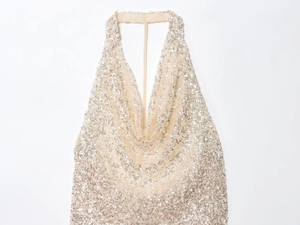 Détail du haut dos nu argent champagne avec paillettes denses scintillantes et décolleté en V