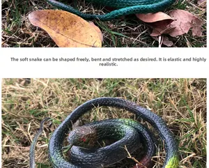 Gros plan d'un serpent en caoutchouc flexible avec texture d'écailles et yeux rouges