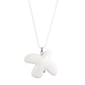 Détail macro du pendentif colombe de la paix en céramique blanche avec glaçure nacrée