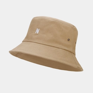 Détail d'un chapeau bob kaki avec broderie lettre N blanche et œillets d'aération latéraux