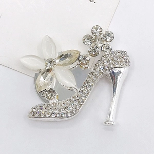 Accessorio scarpa con tacco in strass e fiore di opale su base in metallo argento