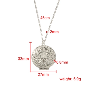 Dimensions détaillées du pendentif médaillon en acier 316L avec motif floral ajouré