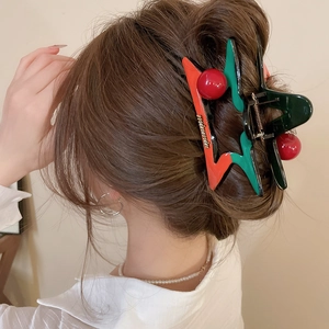Détail d'une pince à cheveux sapin de Noël en acrylique pour un style festif chic