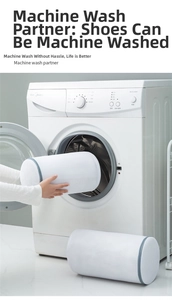 Détail de l'insertion d'un sac de lavage en filet pour chaussures dans une machine à laver