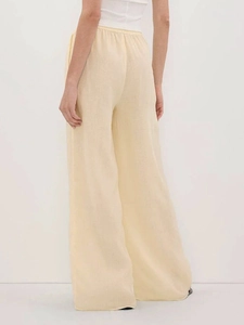 Chic light yellow high-waisted wide leg trousers in a relaxed fit for vacation style