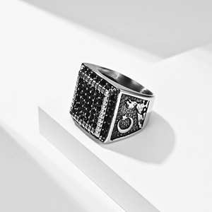 Anello hip hop da uomo in argento opaco con zirconi neri e motivi di luna e stella