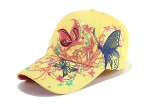 Dettaglio del cappello da baseball in cotone giallo con ricamo a farfalla e paillettes argento