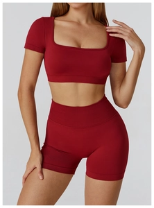 Details zum weinroten nahtlosen Yoga-Set mit quadratischem Ausschnitt und hohen Shorts