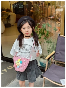 Pink woven crossbody bag for girls with daisy flower detail and stylish straw texture