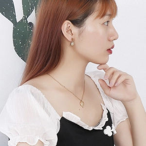 Elegant gold geometric jewelry set with round rhinestone pendant necklace and earrings