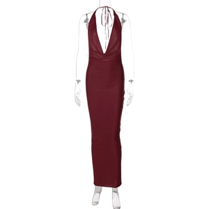 Détail de la robe longue rouge foncé à dos nu avec un col en V plongeant et sexy