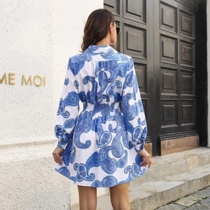 Vista posteriore dell'abito boho a maniche lunghe con motivo paisley e vita elasticizzata