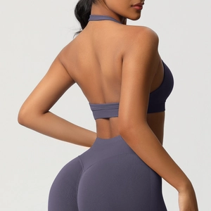 Détail d'un soutien-gorge de sport sans couture avec dos nu et col licou en violet foncé