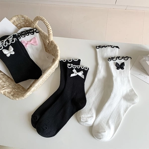 Detail of JK style cotton socks featuring delicate lace edges and cute bow decorations
