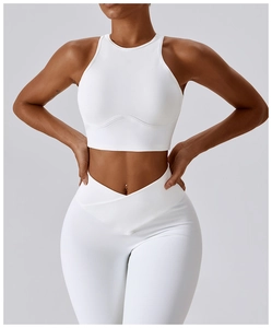 Détail de l'ensemble de yoga blanc avec taille en V et soutien-gorge de sport à ourlet courbé