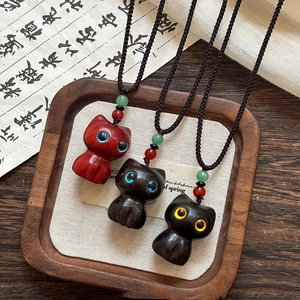 Ensemble de colliers pendentif chat en bois fait main avec corde tissée sur plateau