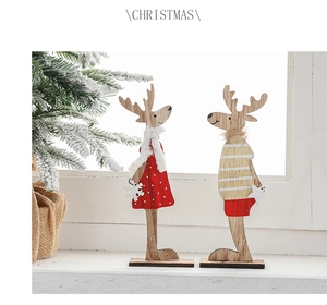 Détails de figurines de rennes de Noël en bois avec robes à pois et motifs à rayures