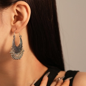 Boucles d'oreilles ethniques argentées ajourées avec pampilles perlées style vintage