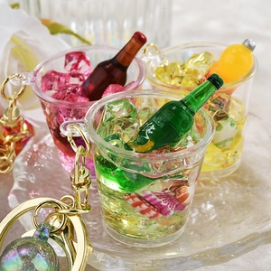 Kreatives DIY Mini-Getränke-Schlüsselanhänger-Set mit Eiswürfeln und Flaschenmodellen