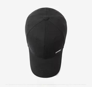 Vista dall'alto di un cappellino da baseball nero in cotone con placca in metallo