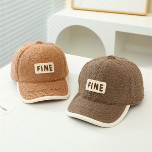 Détails de texture des casquettes enfant en polaire sherpa marron avec écusson brodé FINE