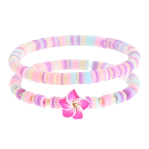 Dettaglio del set di braccialetti bohémien colorati con ciondolo a fiore di plumeria