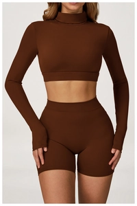Vorderansicht von braunem gebürstetem Langarm-Yoga-Crop-Top und passenden Shorts
