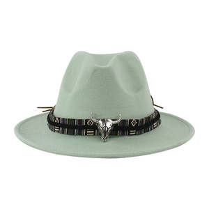 Elegante cappello fedora verde menta con fascia etnica e decorazione a testa di toro