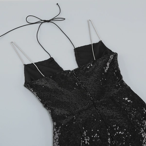 Détail de robe de soirée à paillettes noires avec fines bretelles et zip au dos