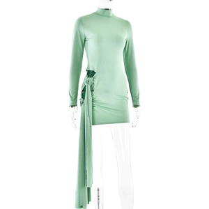Vue détaillée d'une robe mini moulante vert clair avec découpe latérale et lacets ruban