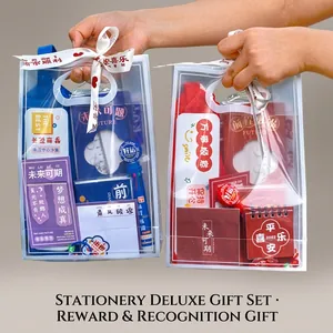 Set di sacchetti regalo di cancelleria in PVC trasparente con quaderni e mini ventilatori manuali.