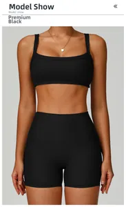 Modèle portant un ensemble de yoga noir côtelé avec brassière et short de sport