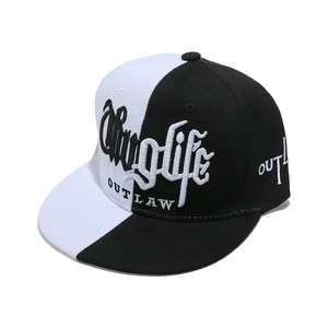 Detail der Thug Life und OUTLAW Stickerei auf einer schwarz-weißen Snapback-Mütze