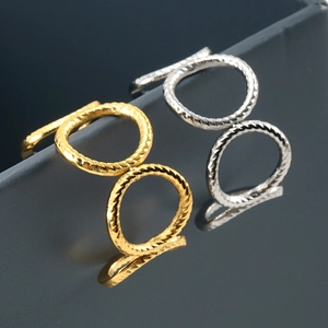 Anello doppio minimalista in oro e argento con design a corda intrecciata