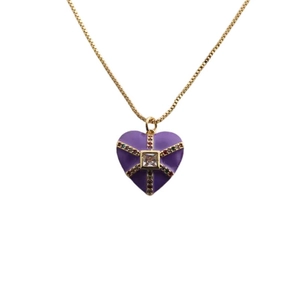 Détail du pendentif cœur violet avec croix dorée et cristaux sur chaîne fine