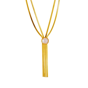 Collana doppia catena a serpente dorata con ciondolo in madreperla bianca e nappe