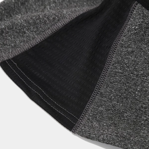Detail van grijze gebreide stof en zwart ademend mesh met stevige platte naden