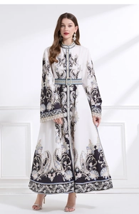 Détails de l'imprimé cachemire baroque sur une robe longue vintage à col montant et dentelle