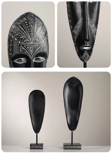 Detail van Afrikaans tribaal masker van hars met handgeschilderde witte geometrische vormen