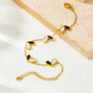 Bracelet en acier inoxydable doré avec des breloques cœur noires et blanches sur pierre