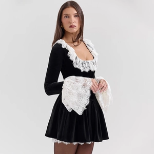 Détail de la dentelle blanche sur les poignets et le col carré de la mini robe en velours