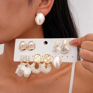 Vue détaillée du lot de boucles d'oreilles baroque avec perles et fleurs en strass