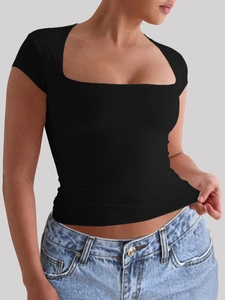 Détail du col carré et de la coupe ajustée du t-shirt de sport de yoga noir pour femmes