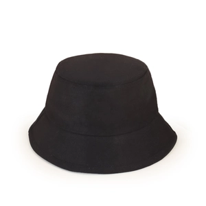 Détail de la texture en sergé de coton noir sur un chapeau bob classique pour enfants